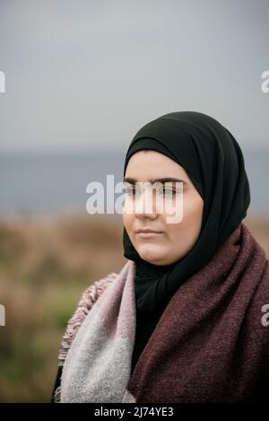 Muslimische Frau trägt Hijab im Freien Stockfoto