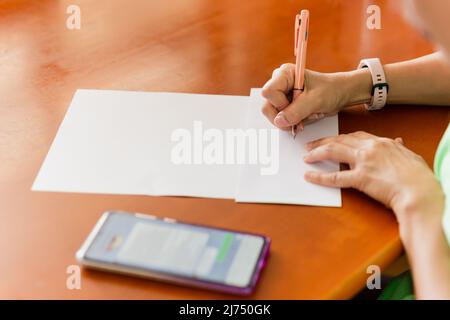 Frau mit Schreibadresse auf dem Umschlag. Stockfoto