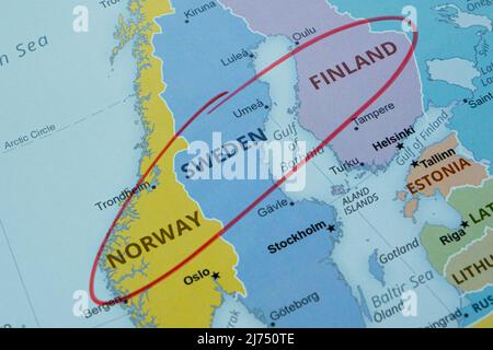 Skandinavische Länder und nordische Region auf der mit einem Stift markierten Karte, Norwegen Schweden Finnland Reiseroute auf der Karte mit rotem Stift, Reisidee, Urlaub Stockfoto