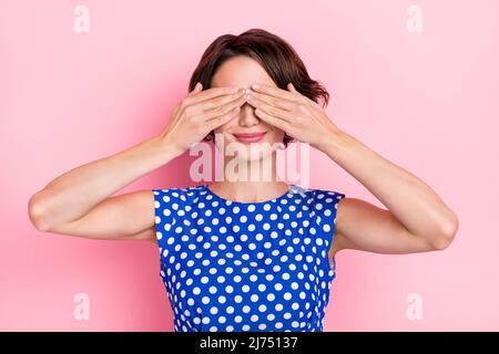 Foto von beeindruckt junge bob Frisur Dame Augen tragen blaue Bluse isoliert auf rosa Hintergrund Stockfoto