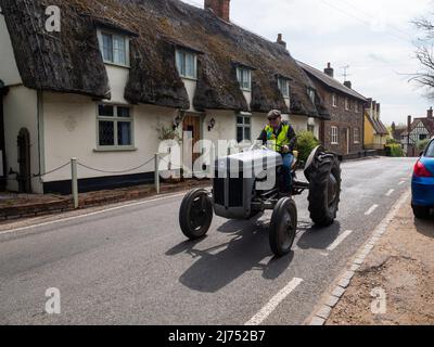 Gt. Bardfield Braintee Essex Großbritannien, 2.. Mai 2022. Stebbing Tractor führt jedes Jahr eine Veranstaltung durch, bei der alte Traktoren durch die Landschaft von Essex gefahren werden. Traktoren werden verwendet, um landwirtschaftliche Anbaugeräte zu ziehen. Copyright Willliam Edwards/Alamy Stockfoto