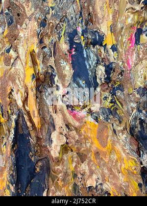 Künstler Ölfarben auf Holzpalette. Makro Künstler Palette, Textur gemischt Ölfarben in verschiedenen Farben und Sättigung. Kunst Palette Hintergrund Stockfoto