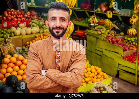 arabischer Mann, der auf der Straße in goa eine Ananas anbot Stockfoto