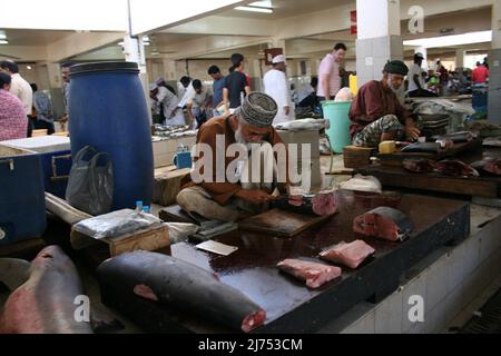 Alter Mann auf dem Fischmarkt, Muttrah, Oman Stockfoto