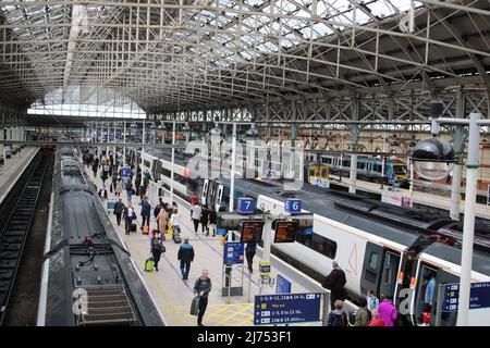 Ansicht der Züge auf Bahnsteigen am 5.. Mai 2022 am Bahnhof Manchester Piccadilly mit Passagieren auf Bahnsteigen und Ausfahrten. Stockfoto