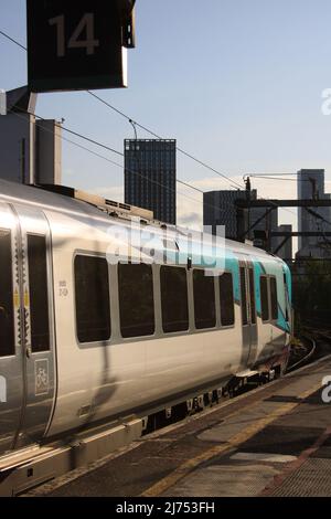 TransPennine Express der Klasse 185 Desiro dhmu train 185106 wartet auf die Abfahrt vom Bahnsteig 14 am Bahnhof Manchester Piccadilly am 5.. Mai 2022. Stockfoto