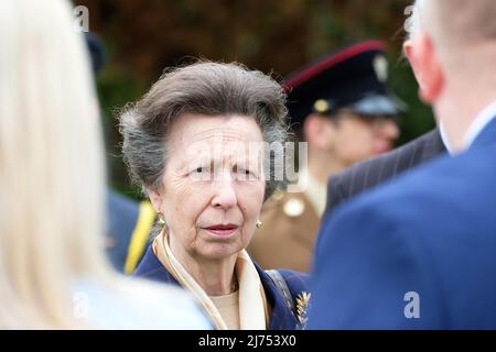 Malvern, Worcestershire, Großbritannien – Freitag, 6.. Mai 2022 – die Königliche Hoheit Prinzessin Anne trifft lokale NHS- und Gesundheitsmitarbeiter, die ein Covid-Impfzentrum am RHS-Standort Malvern betrieben. Das RHS Malvern Frühlingsfest 35. für Garten und Pflanzen bietet sechs Schaugärten und einen Platinum Jubilee Garden. Das RHS Malvern Spring Festival läuft bis Sonntag, den 8.. Mai. Foto Steven May / Alamy Live News Stockfoto