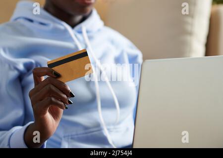 Frau, die online mit Kreditkarte bezahlt. Online-Shopping, Internet-Banking, Geld ausgeben, von zu Hause aus arbeiten Stockfoto
