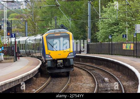 Der Bahnhof Shipley dient der Marktstadt Shipley in West Yorkshire, England. Es liegt 2+3⁄4 Meilen nördlich vom Bradford Forster Square und 10+3⁄4 Meilen nordwestlich von Leeds. Zugverbindungen sind hauptsächlich Pendlerverbindungen zwischen Leeds und Bradford, die Airedale-Linie (Leeds und Bradford nach Skipton, über Keighley) und die Wharfedale-Linie (Leeds und Bradford nach Ilkley). Es gibt auch einige Hauptlinien der London North Eastern Railway zwischen Bradford oder Skipton und London, und sie liegt auch auf der Strecke von Leeds nach Glasgow über die Settle-Carlisle Railway. Kredit: Windmill Images/Alamy Live Nachrichten Stockfoto