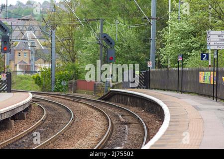 Der Bahnhof Shipley dient der Marktstadt Shipley in West Yorkshire, England. Es liegt 2+3⁄4 Meilen nördlich vom Bradford Forster Square und 10+3⁄4 Meilen nordwestlich von Leeds. Zugverbindungen sind hauptsächlich Pendlerverbindungen zwischen Leeds und Bradford, die Airedale-Linie (Leeds und Bradford nach Skipton, über Keighley) und die Wharfedale-Linie (Leeds und Bradford nach Ilkley). Es gibt auch einige Hauptlinien der London North Eastern Railway zwischen Bradford oder Skipton und London, und sie liegt auch auf der Strecke von Leeds nach Glasgow über die Settle-Carlisle Railway. Kredit: Windmill Images/Alamy Live Nachrichten Stockfoto