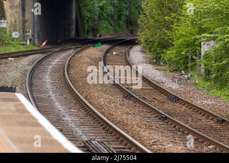 Der Bahnhof Shipley dient der Marktstadt Shipley in West Yorkshire, England. Es liegt 2+3⁄4 Meilen nördlich vom Bradford Forster Square und 10+3⁄4 Meilen nordwestlich von Leeds. Zugverbindungen sind hauptsächlich Pendlerverbindungen zwischen Leeds und Bradford, die Airedale-Linie (Leeds und Bradford nach Skipton, über Keighley) und die Wharfedale-Linie (Leeds und Bradford nach Ilkley). Es gibt auch einige Hauptlinien der London North Eastern Railway zwischen Bradford oder Skipton und London, und sie liegt auch auf der Strecke von Leeds nach Glasgow über die Settle-Carlisle Railway. Kredit: Windmill Images/Alamy Live Nachrichten Stockfoto