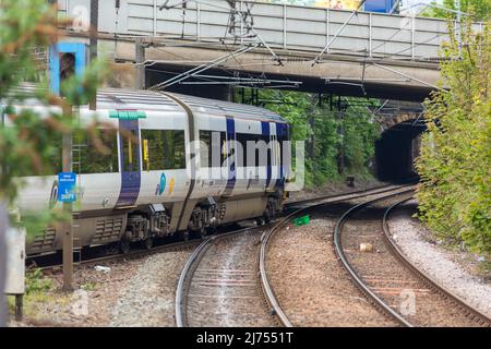 Der Bahnhof Shipley dient der Marktstadt Shipley in West Yorkshire, England. Es liegt 2+3⁄4 Meilen nördlich vom Bradford Forster Square und 10+3⁄4 Meilen nordwestlich von Leeds. Zugverbindungen sind hauptsächlich Pendlerverbindungen zwischen Leeds und Bradford, die Airedale-Linie (Leeds und Bradford nach Skipton, über Keighley) und die Wharfedale-Linie (Leeds und Bradford nach Ilkley). Es gibt auch einige Hauptlinien der London North Eastern Railway zwischen Bradford oder Skipton und London, und sie liegt auch auf der Strecke von Leeds nach Glasgow über die Settle-Carlisle Railway. Kredit: Windmill Images/Alamy Live Nachrichten Stockfoto