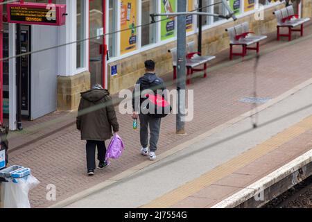 Der Bahnhof Shipley dient der Marktstadt Shipley in West Yorkshire, England. Es liegt 2+3⁄4 Meilen nördlich vom Bradford Forster Square und 10+3⁄4 Meilen nordwestlich von Leeds. Zugverbindungen sind hauptsächlich Pendlerverbindungen zwischen Leeds und Bradford, die Airedale-Linie (Leeds und Bradford nach Skipton, über Keighley) und die Wharfedale-Linie (Leeds und Bradford nach Ilkley). Es gibt auch einige Hauptlinien der London North Eastern Railway zwischen Bradford oder Skipton und London, und sie liegt auch auf der Strecke von Leeds nach Glasgow über die Settle-Carlisle Railway. Kredit: Windmill Images/Alamy Live Nachrichten Stockfoto