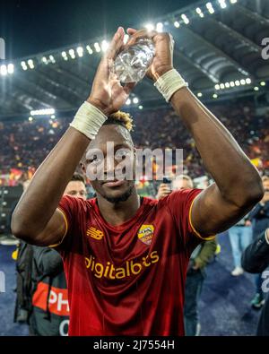 ROM, ITALIEN - 05. MAI: Tammy Abraham von AS Roma feiert nach dem Sieg während des Halbfinalmatches der UEFA Conference League zwischen AS Roma und Leicester am 5. Mai 2022 im Stadio Olimpico in Rom, Italien. (Foto von Sebastian Frej) Kredit: Sebo47/Alamy Live News Stockfoto