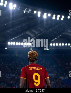 ROM, ITALIEN - 05. MAI: Tammy Abraham von AS Roma während des UEFA Conference League Semifinale Leg Two Match zwischen AS Roma und Leicester im Stadio Olimpico am 5. Mai 2022 in Rom, Italien. (Foto von Sebastian Frej) Kredit: Sebo47/Alamy Live News Stockfoto