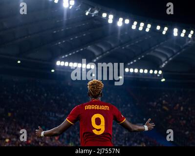 ROM, ITALIEN - 05. MAI: Tammy Abraham von AS Roma während des UEFA Conference League Semifinale Leg Two Match zwischen AS Roma und Leicester im Stadio Olimpico am 5. Mai 2022 in Rom, Italien. (Foto von Sebastian Frej) Kredit: Sebo47/Alamy Live News Stockfoto