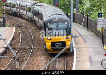 Der Bahnhof Shipley dient der Marktstadt Shipley in West Yorkshire, England. Es liegt 2+3⁄4 Meilen nördlich vom Bradford Forster Square und 10+3⁄4 Meilen nordwestlich von Leeds. Zugverbindungen sind hauptsächlich Pendlerverbindungen zwischen Leeds und Bradford, die Airedale-Linie (Leeds und Bradford nach Skipton, über Keighley) und die Wharfedale-Linie (Leeds und Bradford nach Ilkley). Es gibt auch einige Hauptlinien der London North Eastern Railway zwischen Bradford oder Skipton und London, und sie liegt auch auf der Strecke von Leeds nach Glasgow über die Settle-Carlisle Railway. Kredit: Windmill Images/Alamy Live Nachrichten Stockfoto