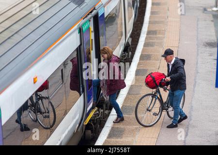 Der Bahnhof Shipley dient der Marktstadt Shipley in West Yorkshire, England. Es liegt 2+3⁄4 Meilen nördlich vom Bradford Forster Square und 10+3⁄4 Meilen nordwestlich von Leeds. Zugverbindungen sind hauptsächlich Pendlerverbindungen zwischen Leeds und Bradford, die Airedale-Linie (Leeds und Bradford nach Skipton, über Keighley) und die Wharfedale-Linie (Leeds und Bradford nach Ilkley). Es gibt auch einige Hauptlinien der London North Eastern Railway zwischen Bradford oder Skipton und London, und sie liegt auch auf der Strecke von Leeds nach Glasgow über die Settle-Carlisle Railway. Kredit: Windmill Images/Alamy Live Nachrichten Stockfoto