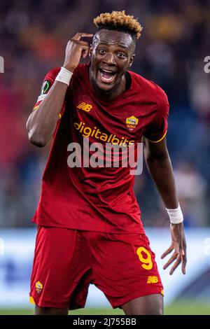 ROM, ITALIEN - 05. MAI: Tammy Abraham von AS Roma während des UEFA Conference League Semifinale Leg Two Match zwischen AS Roma und Leicester im Stadio Olimpico am 5. Mai 2022 in Rom, Italien. (Foto von Sebastian Frej) Kredit: Sebo47/Alamy Live News Stockfoto