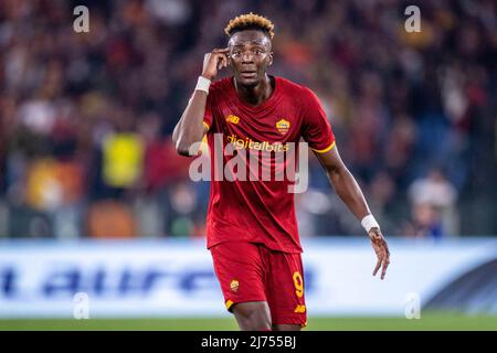 ROM, ITALIEN - 05. MAI: Tammy Abraham von AS Roma während des UEFA Conference League Semifinale Leg Two Match zwischen AS Roma und Leicester im Stadio Olimpico am 5. Mai 2022 in Rom, Italien. (Foto von Sebastian Frej) Kredit: Sebo47/Alamy Live News Stockfoto