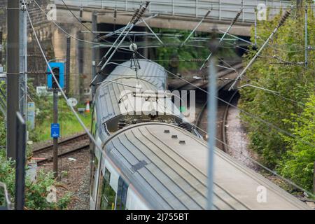 Der Bahnhof Shipley dient der Marktstadt Shipley in West Yorkshire, England. Es liegt 2+3⁄4 Meilen nördlich vom Bradford Forster Square und 10+3⁄4 Meilen nordwestlich von Leeds. Zugverbindungen sind hauptsächlich Pendlerverbindungen zwischen Leeds und Bradford, die Airedale-Linie (Leeds und Bradford nach Skipton, über Keighley) und die Wharfedale-Linie (Leeds und Bradford nach Ilkley). Es gibt auch einige Hauptlinien der London North Eastern Railway zwischen Bradford oder Skipton und London, und sie liegt auch auf der Strecke von Leeds nach Glasgow über die Settle-Carlisle Railway. Kredit: Windmill Images/Alamy Live Nachrichten Stockfoto