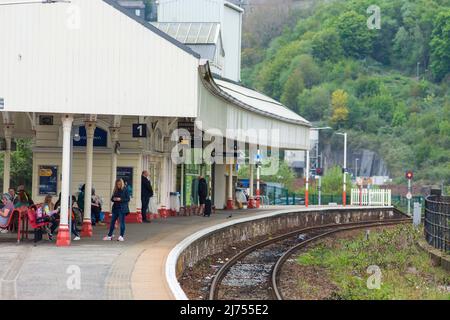 Der Bahnhof von Halifax dient der Stadt Halifax in West Yorkshire, England. Es liegt an der Calder Valley Linie und ist 17 Meilen (27 km) westlich von Leeds. Die Plattform 2 führt in östlicher Richtung nach Bradford und Leeds, während die Plattform 1 in westlicher Richtung nach Brighouse, Huddersfield, Sowerby Bridge, Blackpool North und Manchester Victoria fährt. Die beiden Routen teilen sich etwa eine Meile südlich der Station an der Dryclough Junction. Quelle: Windmill Images/Alamy Stockfoto