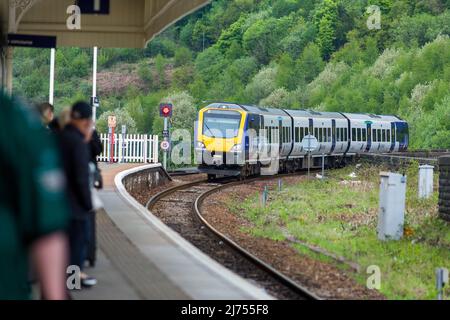 Der Bahnhof von Halifax dient der Stadt Halifax in West Yorkshire, England. Es liegt an der Calder Valley Linie und ist 17 Meilen (27 km) westlich von Leeds. Die Plattform 2 führt in östlicher Richtung nach Bradford und Leeds, während die Plattform 1 in westlicher Richtung nach Brighouse, Huddersfield, Sowerby Bridge, Blackpool North und Manchester Victoria fährt. Die beiden Routen teilen sich etwa eine Meile südlich der Station an der Dryclough Junction. Quelle: Windmill Images/Alamy Stockfoto