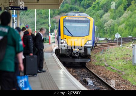 Der Bahnhof von Halifax dient der Stadt Halifax in West Yorkshire, England. Es liegt an der Calder Valley Linie und ist 17 Meilen (27 km) westlich von Leeds. Die Plattform 2 führt in östlicher Richtung nach Bradford und Leeds, während die Plattform 1 in westlicher Richtung nach Brighouse, Huddersfield, Sowerby Bridge, Blackpool North und Manchester Victoria fährt. Die beiden Routen teilen sich etwa eine Meile südlich der Station an der Dryclough Junction. Quelle: Windmill Images/Alamy Stockfoto