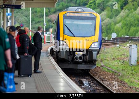 Der Bahnhof von Halifax dient der Stadt Halifax in West Yorkshire, England. Es liegt an der Calder Valley Linie und ist 17 Meilen (27 km) westlich von Leeds. Die Plattform 2 führt in östlicher Richtung nach Bradford und Leeds, während die Plattform 1 in westlicher Richtung nach Brighouse, Huddersfield, Sowerby Bridge, Blackpool North und Manchester Victoria fährt. Die beiden Routen teilen sich etwa eine Meile südlich der Station an der Dryclough Junction. Quelle: Windmill Images/Alamy Stockfoto