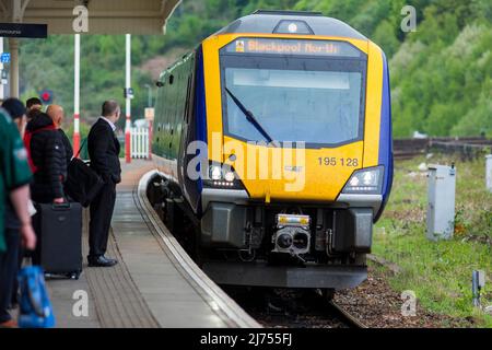 Der Bahnhof von Halifax dient der Stadt Halifax in West Yorkshire, England. Es liegt an der Calder Valley Linie und ist 17 Meilen (27 km) westlich von Leeds. Die Plattform 2 führt in östlicher Richtung nach Bradford und Leeds, während die Plattform 1 in westlicher Richtung nach Brighouse, Huddersfield, Sowerby Bridge, Blackpool North und Manchester Victoria fährt. Die beiden Routen teilen sich etwa eine Meile südlich der Station an der Dryclough Junction. Quelle: Windmill Images/Alamy Stockfoto