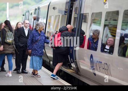 Der Bahnhof von Halifax dient der Stadt Halifax in West Yorkshire, England. Es liegt an der Calder Valley Linie und ist 17 Meilen (27 km) westlich von Leeds. Die Plattform 2 führt in östlicher Richtung nach Bradford und Leeds, während die Plattform 1 in westlicher Richtung nach Brighouse, Huddersfield, Sowerby Bridge, Blackpool North und Manchester Victoria fährt. Die beiden Routen teilen sich etwa eine Meile südlich der Station an der Dryclough Junction. Quelle: Windmill Images/Alamy Stockfoto