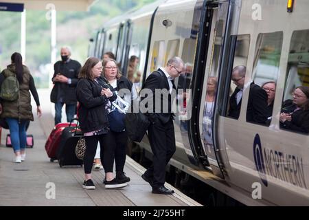 Der Bahnhof von Halifax dient der Stadt Halifax in West Yorkshire, England. Es liegt an der Calder Valley Linie und ist 17 Meilen (27 km) westlich von Leeds. Die Plattform 2 führt in östlicher Richtung nach Bradford und Leeds, während die Plattform 1 in westlicher Richtung nach Brighouse, Huddersfield, Sowerby Bridge, Blackpool North und Manchester Victoria fährt. Die beiden Routen teilen sich etwa eine Meile südlich der Station an der Dryclough Junction. Quelle: Windmill Images/Alamy Stockfoto