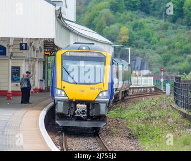 Der Bahnhof von Halifax dient der Stadt Halifax in West Yorkshire, England. Es liegt an der Calder Valley Linie und ist 17 Meilen (27 km) westlich von Leeds. Die Plattform 2 führt in östlicher Richtung nach Bradford und Leeds, während die Plattform 1 in westlicher Richtung nach Brighouse, Huddersfield, Sowerby Bridge, Blackpool North und Manchester Victoria fährt. Die beiden Routen teilen sich etwa eine Meile südlich der Station an der Dryclough Junction. Quelle: Windmill Images/Alamy Stockfoto