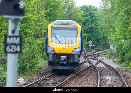 Der Bahnhof von Halifax dient der Stadt Halifax in West Yorkshire, England. Es liegt an der Calder Valley Linie und ist 17 Meilen (27 km) westlich von Leeds. Die Plattform 2 führt in östlicher Richtung nach Bradford und Leeds, während die Plattform 1 in westlicher Richtung nach Brighouse, Huddersfield, Sowerby Bridge, Blackpool North und Manchester Victoria fährt. Die beiden Routen teilen sich etwa eine Meile südlich der Station an der Dryclough Junction. Quelle: Windmill Images/Alamy Stockfoto