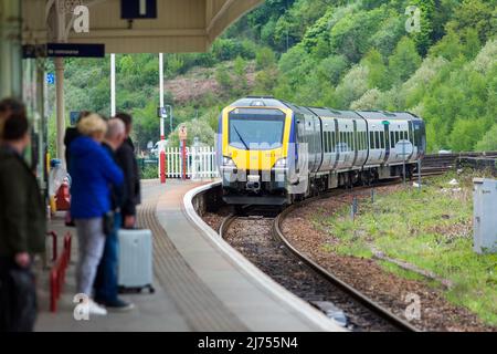 Der Bahnhof von Halifax dient der Stadt Halifax in West Yorkshire, England. Es liegt an der Calder Valley Linie und ist 17 Meilen (27 km) westlich von Leeds. Die Plattform 2 führt in östlicher Richtung nach Bradford und Leeds, während die Plattform 1 in westlicher Richtung nach Brighouse, Huddersfield, Sowerby Bridge, Blackpool North und Manchester Victoria fährt. Die beiden Routen teilen sich etwa eine Meile südlich der Station an der Dryclough Junction. Quelle: Windmill Images/Alamy Stockfoto