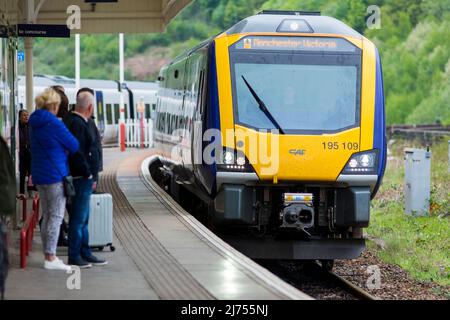 Der Bahnhof von Halifax dient der Stadt Halifax in West Yorkshire, England. Es liegt an der Calder Valley Linie und ist 17 Meilen (27 km) westlich von Leeds. Die Plattform 2 führt in östlicher Richtung nach Bradford und Leeds, während die Plattform 1 in westlicher Richtung nach Brighouse, Huddersfield, Sowerby Bridge, Blackpool North und Manchester Victoria fährt. Die beiden Routen teilen sich etwa eine Meile südlich der Station an der Dryclough Junction. Quelle: Windmill Images/Alamy Stockfoto