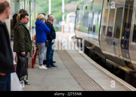 Der Bahnhof von Halifax dient der Stadt Halifax in West Yorkshire, England. Es liegt an der Calder Valley Linie und ist 17 Meilen (27 km) westlich von Leeds. Die Plattform 2 führt in östlicher Richtung nach Bradford und Leeds, während die Plattform 1 in westlicher Richtung nach Brighouse, Huddersfield, Sowerby Bridge, Blackpool North und Manchester Victoria fährt. Die beiden Routen teilen sich etwa eine Meile südlich der Station an der Dryclough Junction. Quelle: Windmill Images/Alamy Stockfoto