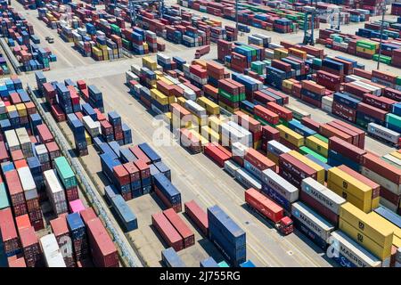 (220506) -- NANJING, 6. Mai 2022 (Xinhua) -- Luftfoto vom 6. Mai 2022 zeigt eine Ansicht des Longtan Container Terminals im Hafen von Nanjing in Nanjing, Provinz Jiangsu. Neben der Prävention und Bekämpfung von Epidemien hat sich die Jiangsu Port Group vor kurzem auch um den Transport von Lebensunterhaltsstoffen und wichtigen Produktionsmaterialien bemüht, um die Sicherheit und Stabilität der Industrie- und Lieferkette zu gewährleisten. (Xinhua/Li Bo) Stockfoto