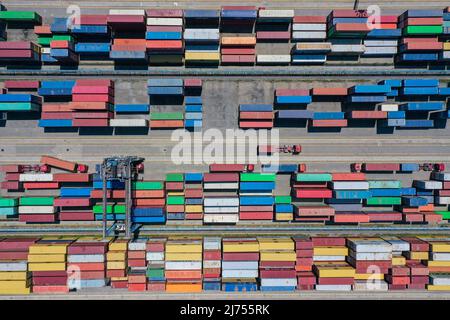 (220506) -- NANJING, 6. Mai 2022 (Xinhua) -- Luftfoto vom 6. Mai 2022 zeigt eine Ansicht des Longtan Container Terminals im Hafen von Nanjing in Nanjing, Provinz Jiangsu. Neben der Prävention und Bekämpfung von Epidemien hat sich die Jiangsu Port Group vor kurzem auch um den Transport von Lebensunterhaltsstoffen und wichtigen Produktionsmaterialien bemüht, um die Sicherheit und Stabilität der Industrie- und Lieferkette zu gewährleisten. (Xinhua/Li Bo) Stockfoto