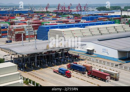 (220506) -- NANJING, 6. Mai 2022 (Xinhua) -- Luftfoto vom 6. Mai 2022 zeigt eine Ansicht des Longtan Container Terminals im Hafen von Nanjing in Nanjing, Provinz Jiangsu. Neben der Prävention und Bekämpfung von Epidemien hat sich die Jiangsu Port Group vor kurzem auch um den Transport von Lebensunterhaltsstoffen und wichtigen Produktionsmaterialien bemüht, um die Sicherheit und Stabilität der Industrie- und Lieferkette zu gewährleisten. (Xinhua/Li Bo) Stockfoto