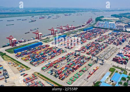 (220506) -- NANJING, 6. Mai 2022 (Xinhua) -- Luftfoto vom 6. Mai 2022 zeigt eine Ansicht des Longtan Container Terminals im Hafen von Nanjing in Nanjing, Provinz Jiangsu. Neben der Prävention und Bekämpfung von Epidemien hat sich die Jiangsu Port Group vor kurzem auch um den Transport von Lebensunterhaltsstoffen und wichtigen Produktionsmaterialien bemüht, um die Sicherheit und Stabilität der Industrie- und Lieferkette zu gewährleisten. (Xinhua/Li Bo) Stockfoto