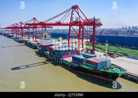 (220506) -- NANJING, 6. Mai 2022 (Xinhua) -- Luftfoto vom 6. Mai 2022 zeigt eine Ansicht des Longtan Container Terminals im Hafen von Nanjing in Nanjing, Provinz Jiangsu. Neben der Prävention und Bekämpfung von Epidemien hat sich die Jiangsu Port Group vor kurzem auch um den Transport von Lebensunterhaltsstoffen und wichtigen Produktionsmaterialien bemüht, um die Sicherheit und Stabilität der Industrie- und Lieferkette zu gewährleisten. (Xinhua/Li Bo) Stockfoto