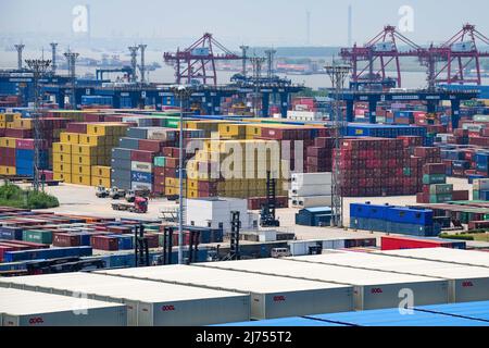 (220506) -- NANJING, 6. Mai 2022 (Xinhua) -- Luftfoto vom 6. Mai 2022 zeigt eine Ansicht des Longtan Container Terminals im Hafen von Nanjing in Nanjing, Provinz Jiangsu. Neben der Prävention und Bekämpfung von Epidemien hat sich die Jiangsu Port Group vor kurzem auch um den Transport von Lebensunterhaltsstoffen und wichtigen Produktionsmaterialien bemüht, um die Sicherheit und Stabilität der Industrie- und Lieferkette zu gewährleisten. (Xinhua/Li Bo) Stockfoto