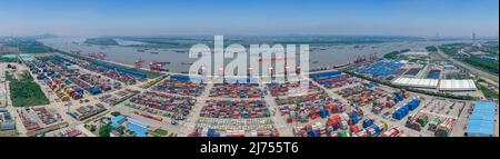 (220506) -- NANJING, 6. Mai 2022 (Xinhua) -- eine kombinierte Luftaufnahme vom 6. Mai 2022 zeigt den Longtan Container Terminal im Hafen von Nanjing in Nanjing, Provinz Jiangsu. Neben der Prävention und Bekämpfung von Epidemien hat sich die Jiangsu Port Group vor kurzem auch um den Transport von Lebensunterhaltsstoffen und wichtigen Produktionsmaterialien bemüht, um die Sicherheit und Stabilität der Industrie- und Lieferkette zu gewährleisten. (Xinhua/Li Bo) Stockfoto