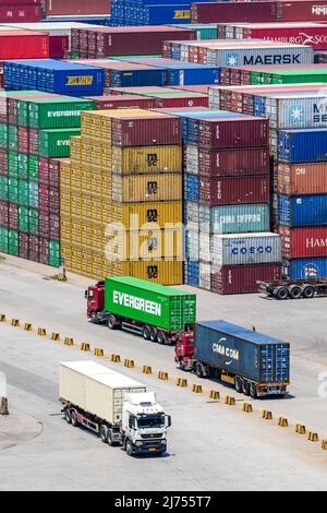 (220506) -- NANJING, 6. Mai 2022 (Xinhua) -- Luftfoto vom 6. Mai 2022 zeigt eine Ansicht des Longtan Container Terminals im Hafen von Nanjing in Nanjing, Provinz Jiangsu. Neben der Prävention und Bekämpfung von Epidemien hat sich die Jiangsu Port Group vor kurzem auch um den Transport von Lebensunterhaltsstoffen und wichtigen Produktionsmaterialien bemüht, um die Sicherheit und Stabilität der Industrie- und Lieferkette zu gewährleisten. (Xinhua/Li Bo) Stockfoto