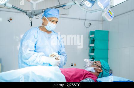 Chirurg im Operationssaal tröstet den Patienten vor der Operation - Konzept des Vertrauens, des selbstbewussten Aufschwungs, der Empathie und der medizinischen Behandlung Stockfoto