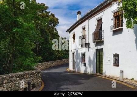 Granada, Spanien, 20. Juni 2021. Straße des Viertels Sacromonte in der Stadt Granada, Andalusien, Spanien Stockfoto