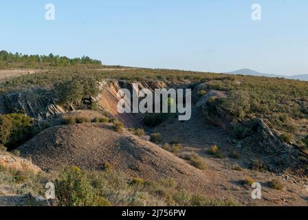 Verkauf von Schiefer in den blauen Himmel Berg, alte Schieferstein Extraktionsmine, Pizarral Stockfoto