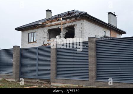 Myla-Dorf, Region Kiew, Ukraine - 03. April 2022: Zerbrochenes Privathaus durch russische Armee während der Besetzung der Region Kiew. Stockfoto