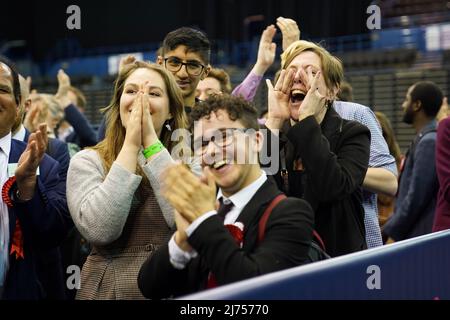 Die Labour-Abgeordnete Jess Phillips und ihre Anhänger jubeln an, als Jack Deakin während der Kommunalwahlen in der utilita Arena in Birmingham in die Abteilung Allens Cross gewählt wird. Bilddatum: Freitag, 6. Mai 2022. Stockfoto